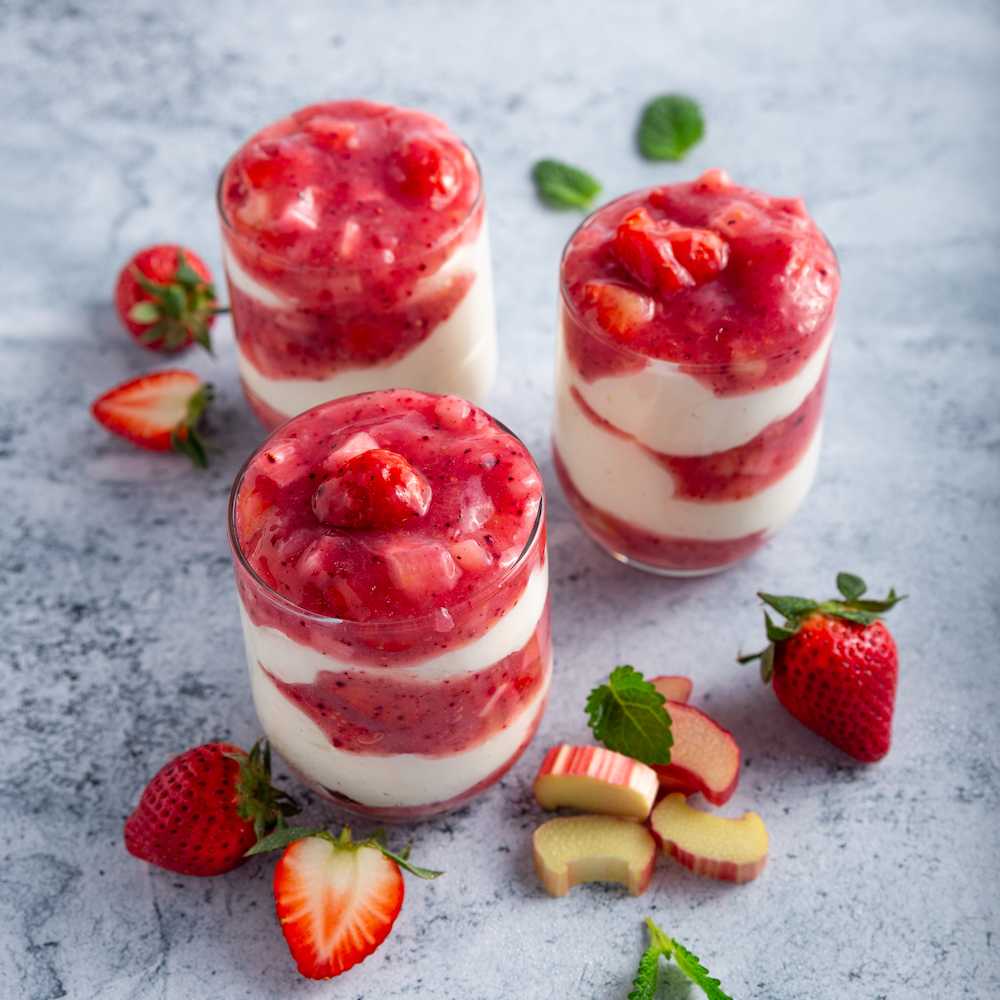 Vasito de crema con fresas y ruibarbo