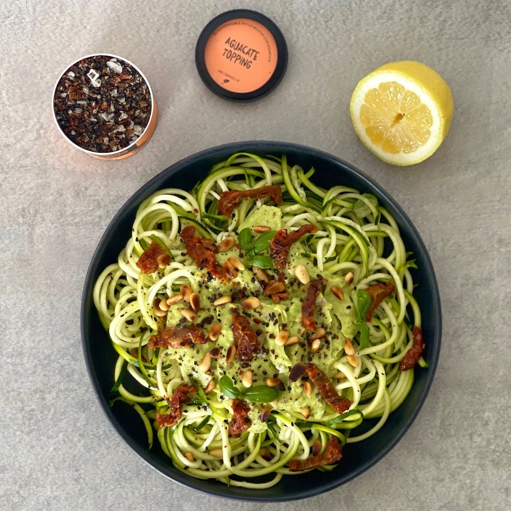 Espaguetis de calabacín con pesto de aguacate