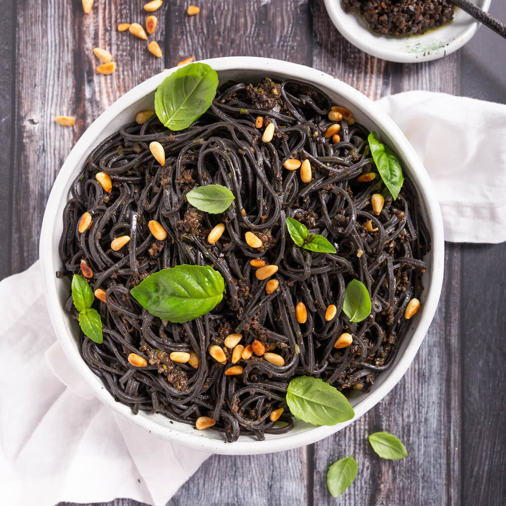 Pasta negra con pesto de aceitunas | Receta | JUST SPICES ®