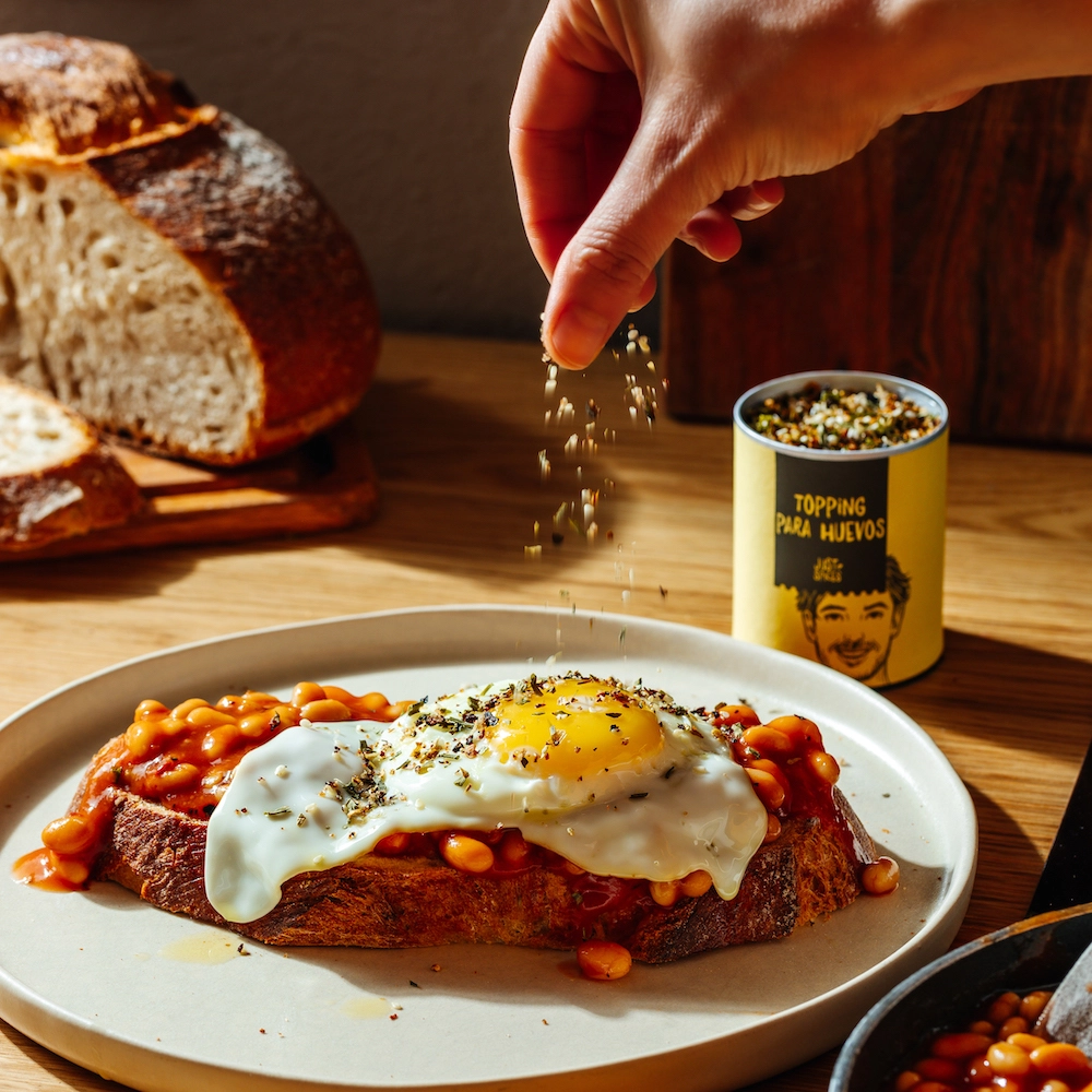 Tostada de baked beans con huevo