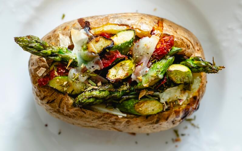 Patata asada con espárragos y tomates 