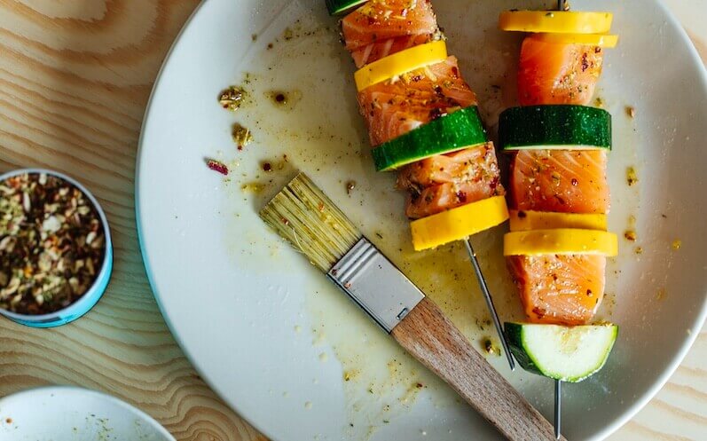 Brochetas de salmón a la parrilla